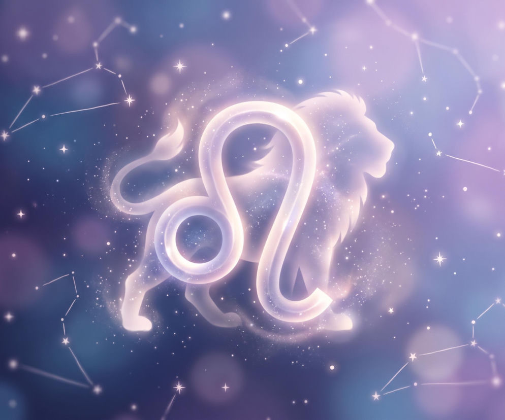 Świecący symbol zodiakalnego Lwa na tle gwieździstego nieba i konstelacji. O horoskopie dla Lwa przeczytasz w serwisie Eska.
