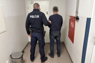 Zakrwawiona matka uciekła do sąsiadów. Areszt dla 53-latka z gminy Śmigiel za znęcanie się nad rodzicami