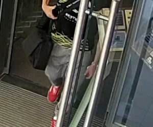 Okradł biuro w Bydgoszczy! Poznajesz tego mężczyznę? [ZDJĘCIA]