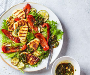 Sałatka z grillowanym halloumi i warzywami