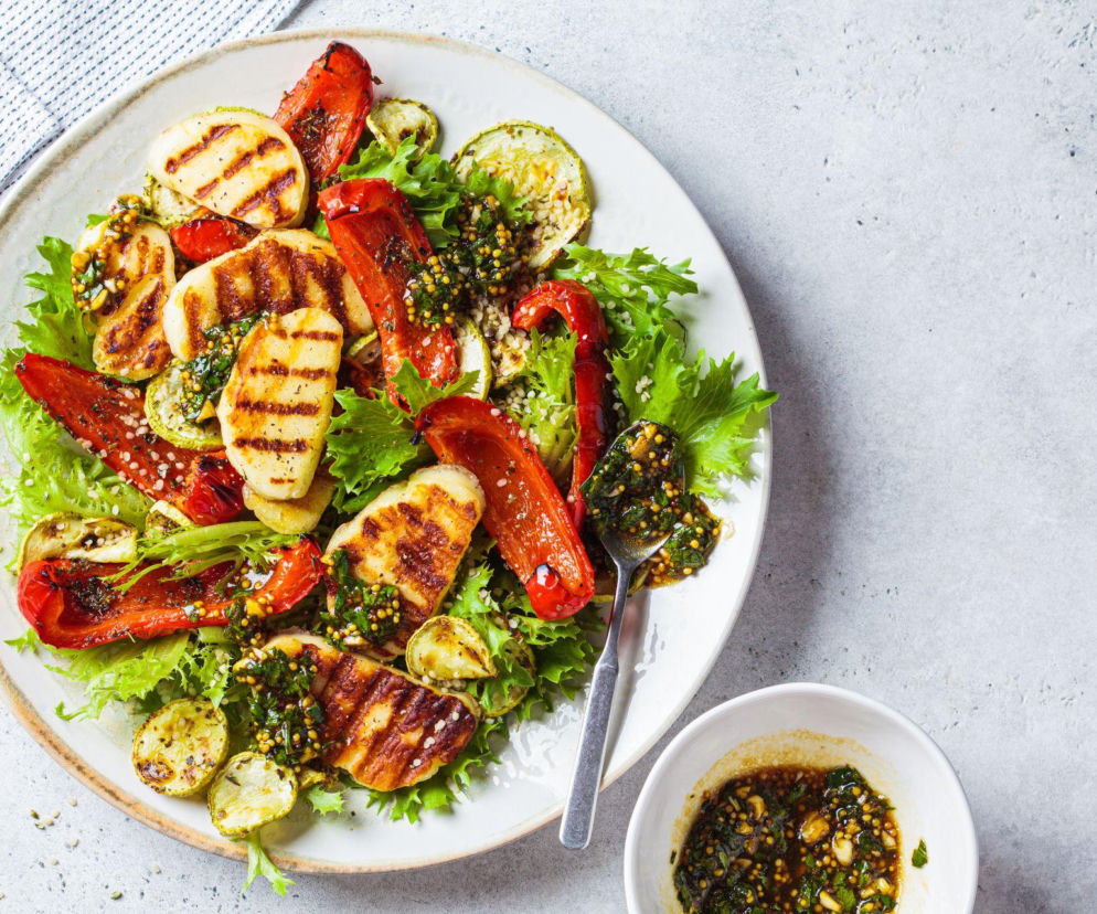 Sałatka z grillowanym halloumi i warzywami