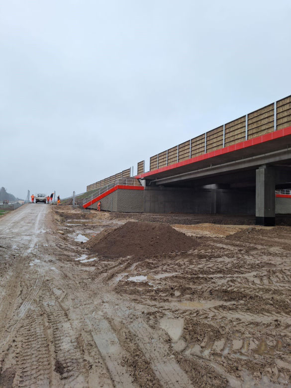 Na autostradzie A2 na wschód od Warszawy prace idą pełną parą, zarówno w dzień, jak i po zmroku