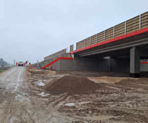 Na autostradzie A2 na wschód od Warszawy prace idą pełną parą, zarówno w dzień, jak i po zmroku