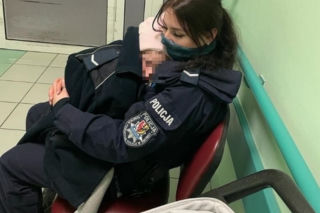 W wózku leżała mała dziewczynka. Ojciec pchając go w środku nocy był kompletnie pijany!