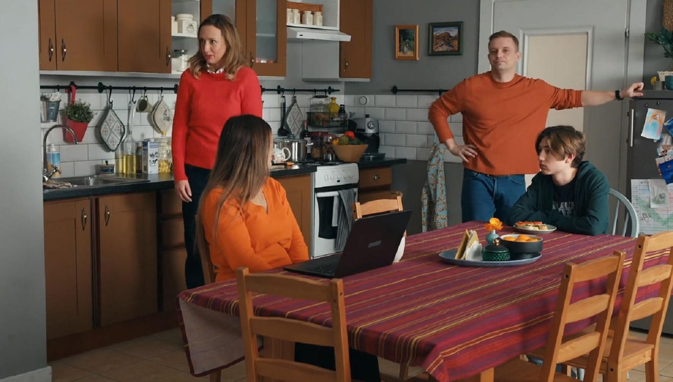 Barwy szczęścia odc. 3380. Agata (Natalia Zambrzycka), Asia (Anna Gzyra), Hubert (Marek Molak), Emil (Artem Malaszczuk)