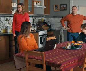 Barwy szczęścia odc. 3380. Agata (Natalia Zambrzycka), Asia (Anna Gzyra), Hubert (Marek Molak), Emil (Artem Malaszczuk)