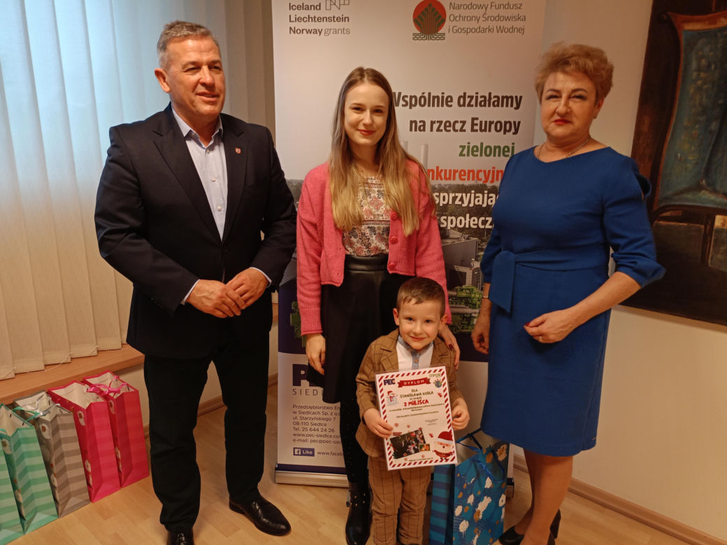 Podsumowanie konkursu na bożonarodzeniową kartkę świąteczną z recyklingu odbyło się w siedzibie Przedsiębiorstwa Energetycznego w Siedlcach