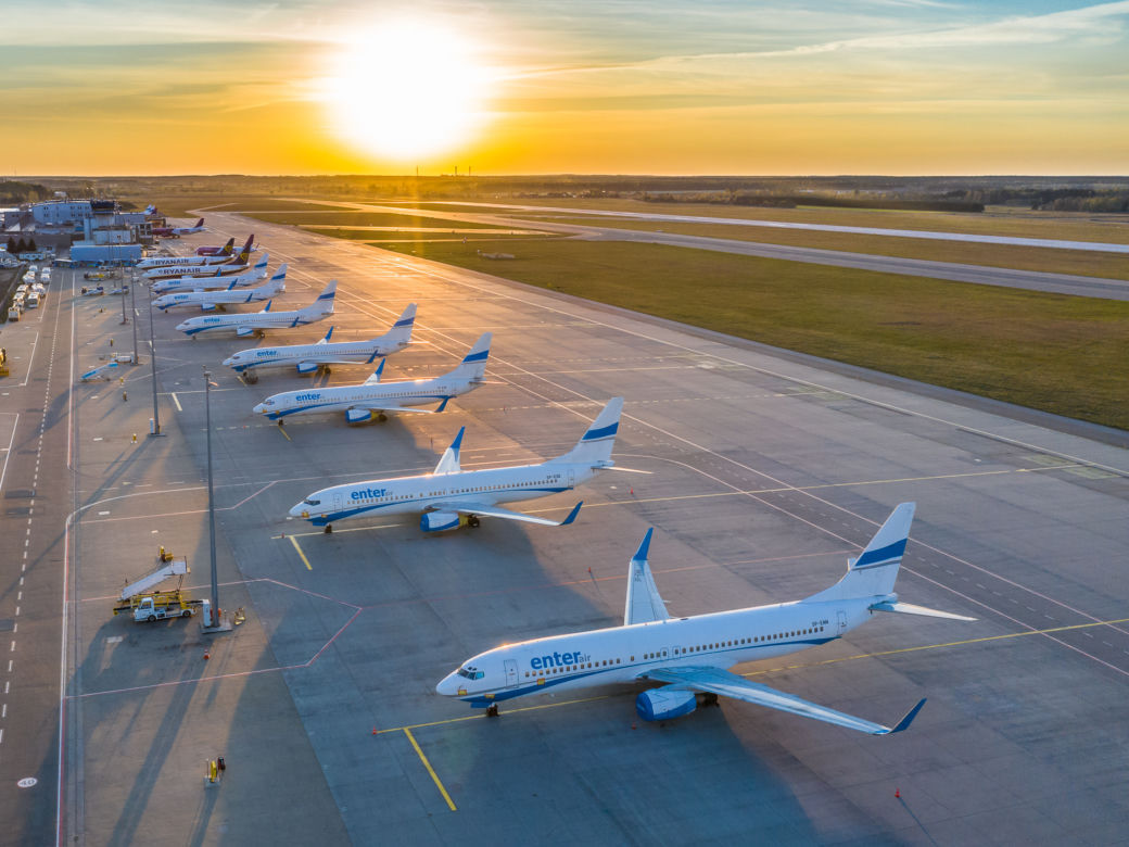 Samoloty nie latają, ale lotnisko Katowice Airport cały czas pracuje. Sznur uziemionych maszyn na płycie lotniska robi wrażenie. Zobaczcie [ZDJĘCIA]