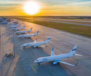 Samoloty nie latają, ale lotnisko Katowice Airport cały czas pracuje. Sznur uziemionych maszyn na płycie lotniska robi wrażenie. Zobaczcie [ZDJĘCIA]
