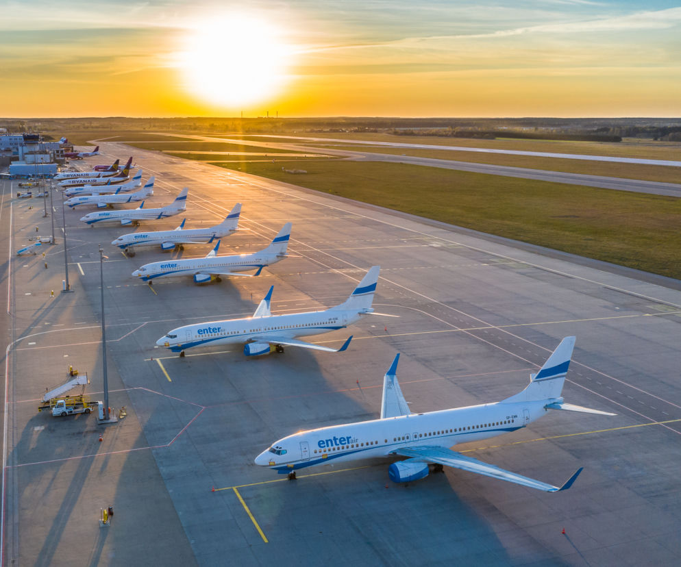 Samoloty nie latają, ale lotnisko Katowice Airport cały czas pracuje. Sznur uziemionych maszyn na płycie lotniska robi wrażenie. Zobaczcie [ZDJĘCIA]