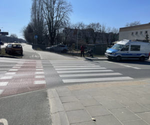 Kierowca seicento huknął w kobietę z wózkiem. Matka i dziecko trafili do szpitala 
