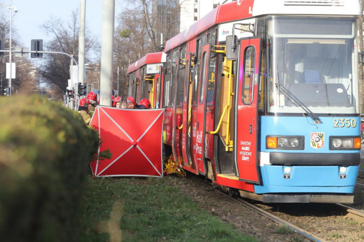 Wrocław. Tramwaj potrącił nastolatkę. Przechodziła na zielonym świetle