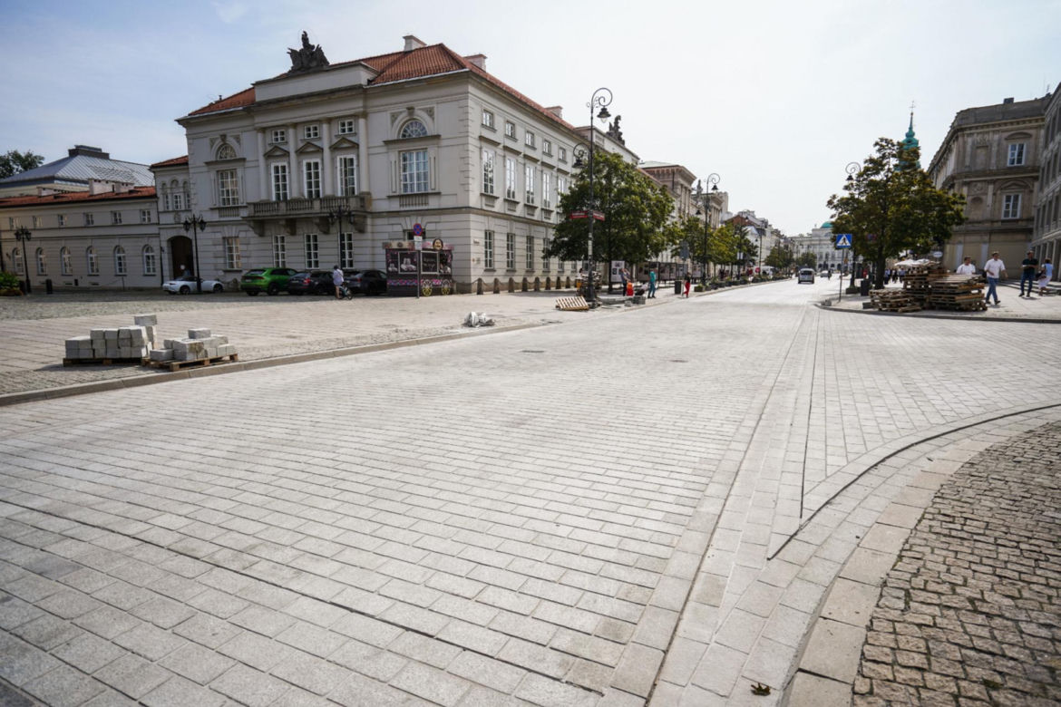 Remont Krakowskiego Przedmieścia. Dyrektor ZDM przegrał zakład! Poszło o termin zakończenia prac