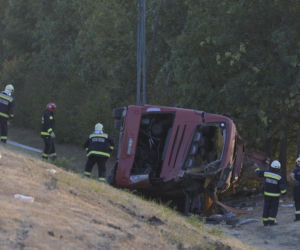 Polski autokar na policyjnym parkingu po wypadku na Węgrzech