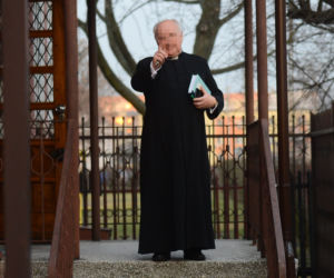 Proboszcz straszy parafian piekłem