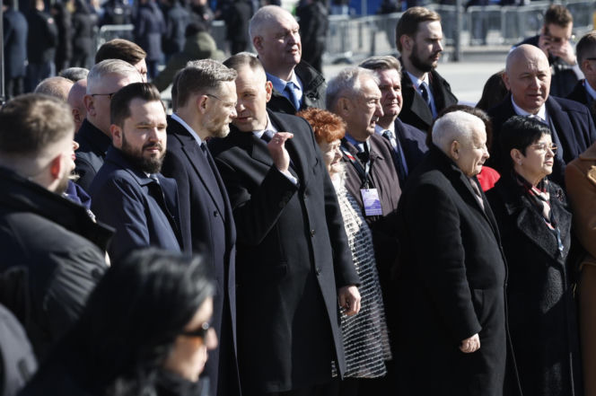 Rocznica katastrofy smoleńskiej. Prezydent Nawrocki uczcił pamięć zmarłych