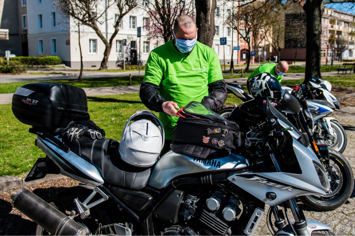 Koronawirus w Trójmieście. Jeżdżą na motorach i pomagają seniorom