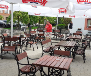 Przechodnie w Iławie bez maseczek oraz pierwsi klienci ogródków w restauracjach