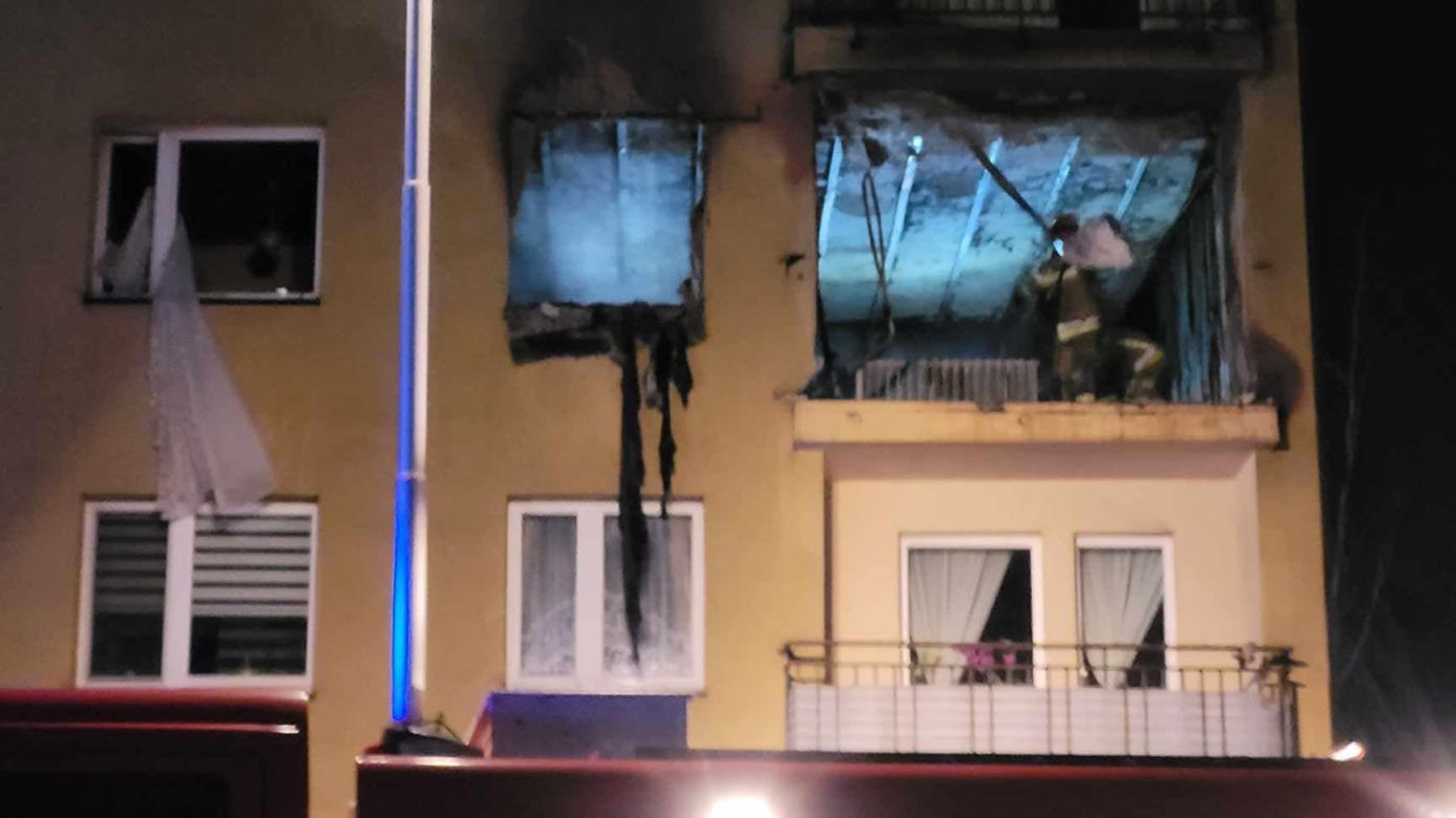 Zabrze. Wybuch w bloku przy ul. Struzika 6. Mężczyzna wyleciał z 2 piętra [ZDJĘCIA]