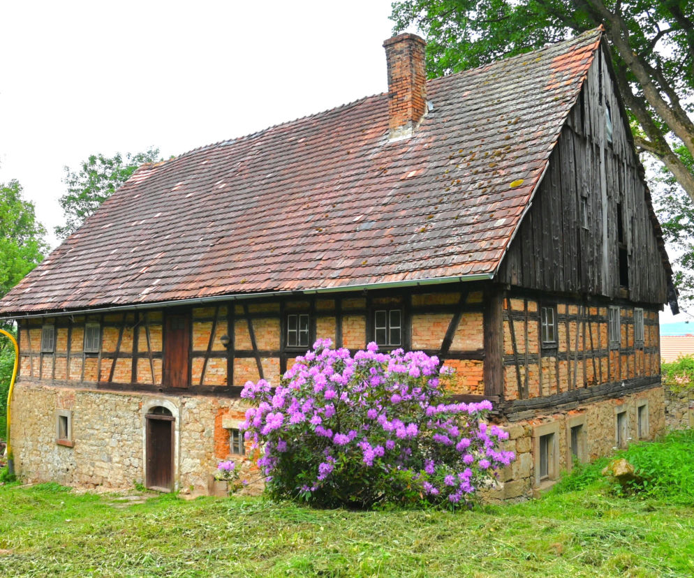 Stary dom ryglowy w Marczowie z kamiennym parterem i ceglanym piętrem. O historii remontu przeczytasz na Muratordom.