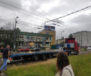 Ciężarówka na torach na Woli