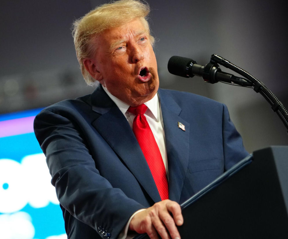 Donald Trump przemawia do mikrofonu z ekspresją na twarzy. O jego reakcji na brak Nagrody Nobla przeczytasz w Eska.