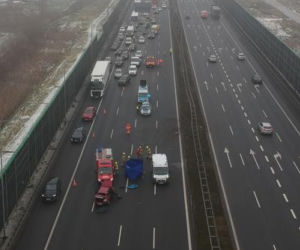 Śmiertelny wypadek na autostradzie. Renault uderzyło w bariery, potężne utrudnienia w ruchu