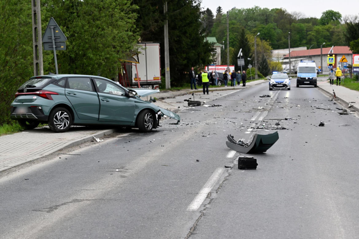 Wypadek w Tyczynie. Tir wjechał w przystanek.