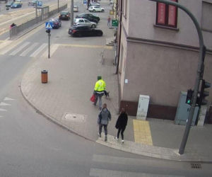 Pieniądze leżały na ziemi, więc je wzięli. Teraz staną przed sądem