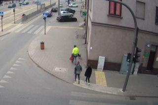 Pieniądze leżały na ziemi, więc je wzięli. Teraz staną przed sądem