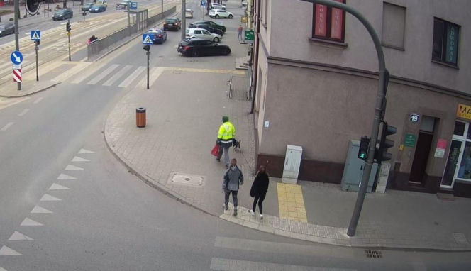 Pieniądze leżały na ziemi, więc je wzięli. Teraz staną przed sądem