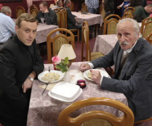 Ranczo. Ksiądz Maciej (Mateusz Rusin), Stach Japycz (Franciszek Pieczka)