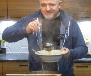 Paweł Kowal z synem gotują kartoflankę