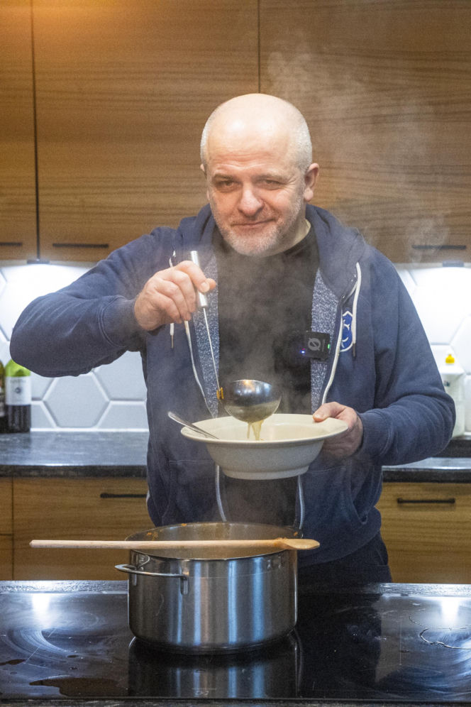 Paweł Kowal z synem gotują kartoflankę