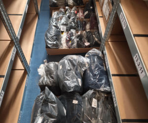 Potraktowali ją jak przestępczynię. Poszło o paczkę z ubraniami