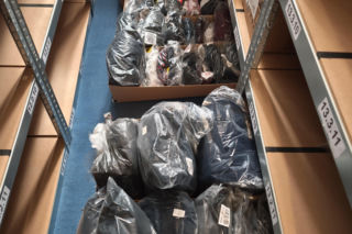 Potraktowali ją jak przestępczynię. Poszło o paczkę z ubraniami