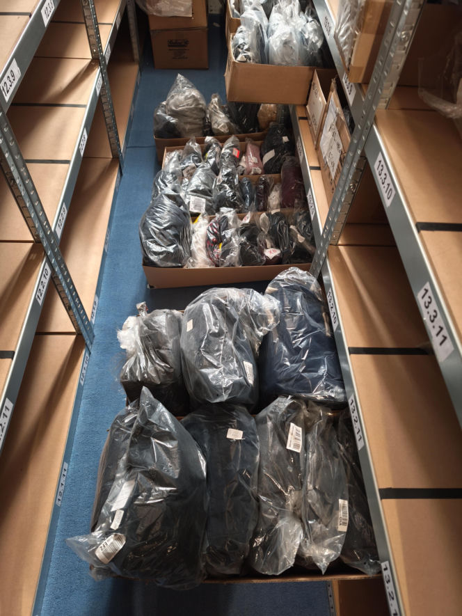 Potraktowali ją jak przestępczynię. Poszło o paczkę z ubraniami