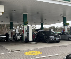 Tusk obniża ceny paliw, a Niemcy masowo ruszają do Polski. Ile naprawdę można zaoszczędzić?