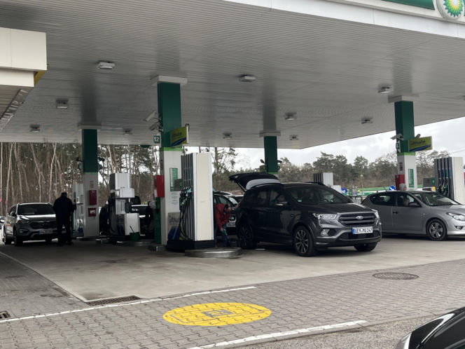 Tusk obniża ceny paliw, a Niemcy masowo ruszają do Polski. Ile naprawdę można zaoszczędzić?