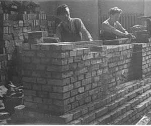 Uczniowie podczas nauki murowania. Śląskie Techniczne Zakłady Naukowe w Katowicach. Rok 1934