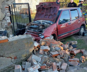 Pijany w sztok prowadził auto. Swoją podróż skończył na ścianie budynku!