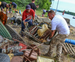 Prezydent Szczecina pomógł w sprzątaniu Plaży Mieleńskiej