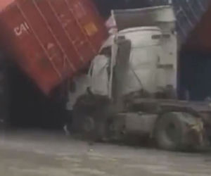 Wiatr przewrócił wieżę zegarową i tiry na ulicy! Armaggeddon w Turcji