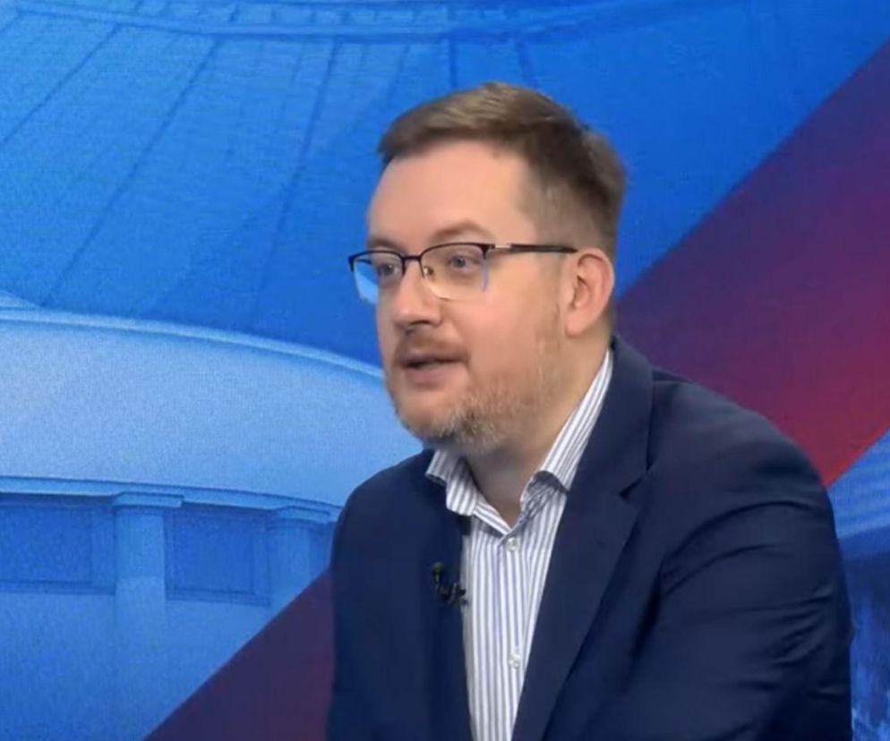 Robert Winnicki w okularach i garniturze podczas rozmowy w studio. O planach Rosji przeczytasz na VOX FM.