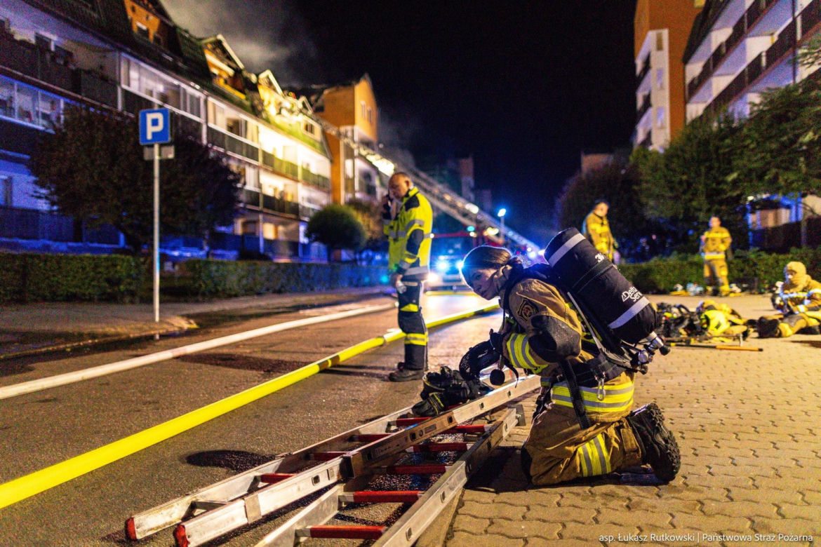 Pożar w Ząbkach. Strażacy przeszukują pogorzelisko