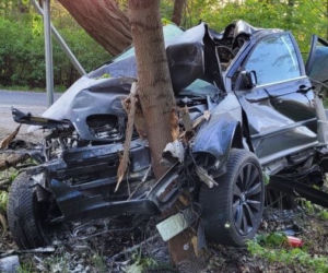 BMW owinęło się wokół drzewa. Koszmarny wypadek w Zielonej Górze