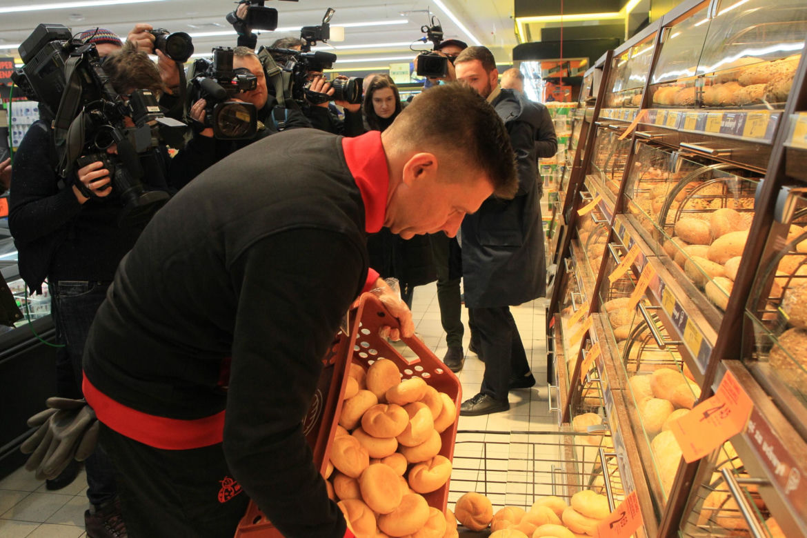 Ryszard Petru na kasie w Biedroonce