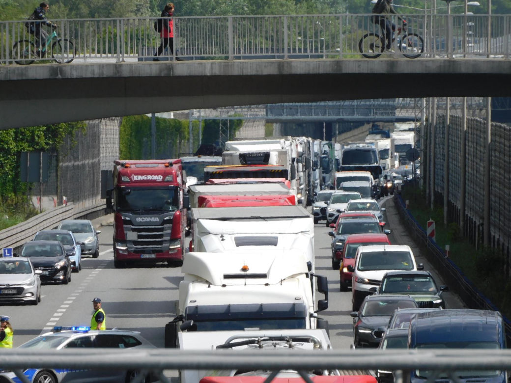 Ostatnie Pokolenie znowu to zrobiło! Przykleili się do asfaltu na trasie S8