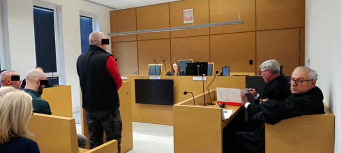 Spadł z noszy w drodze do szpitala, nie przeżył. Medycy oskarżeni o śmierć Ryszarda