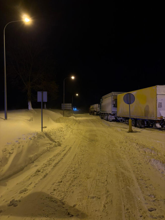 Polska sparaliżowana przez śnieg! Zamknięte drogi wojewódzkie, utrudnienia na S7 i kolei